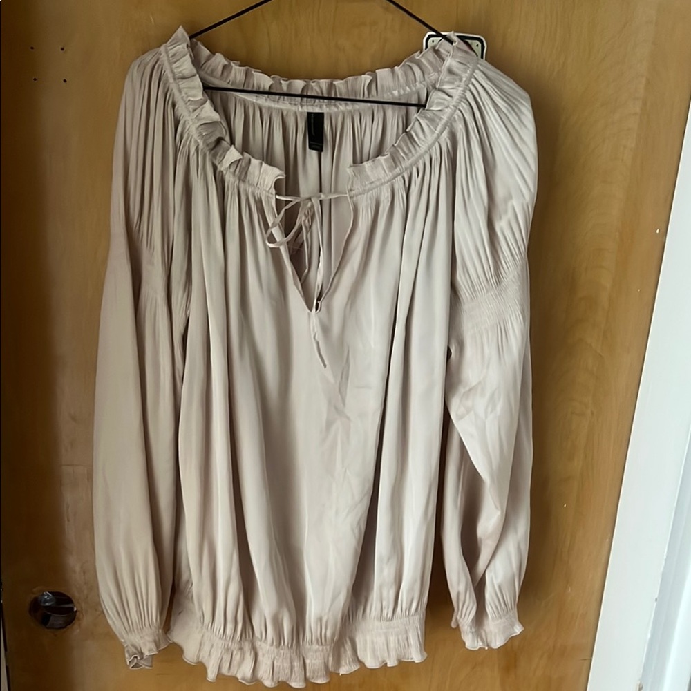 🌶️ 3 for $20 🌶️ Size M - Vero Moda Cream Bell Sleeve Blouse with Tie Front